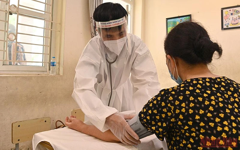 Khám sàng lọc trước khi tiêm vaccine phòng Covid-19 tại Hà Nội. (Ảnh: ĐĂNG ANH)