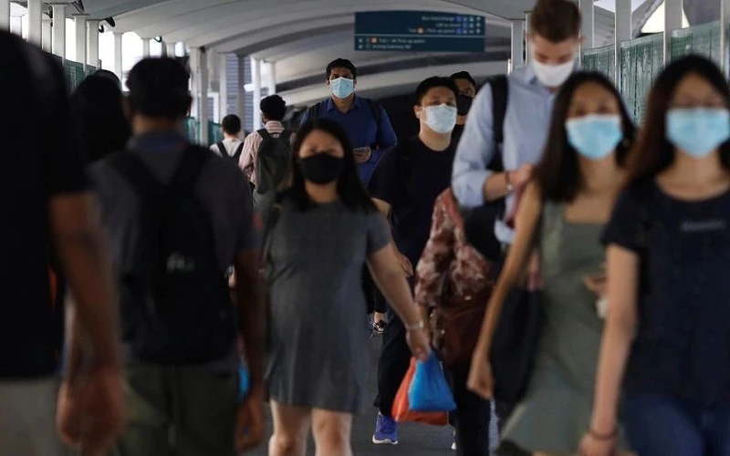 Hành khách rời ga tàu ở Singapore, ngày 23/9/2021. (Ảnh: Reuters)