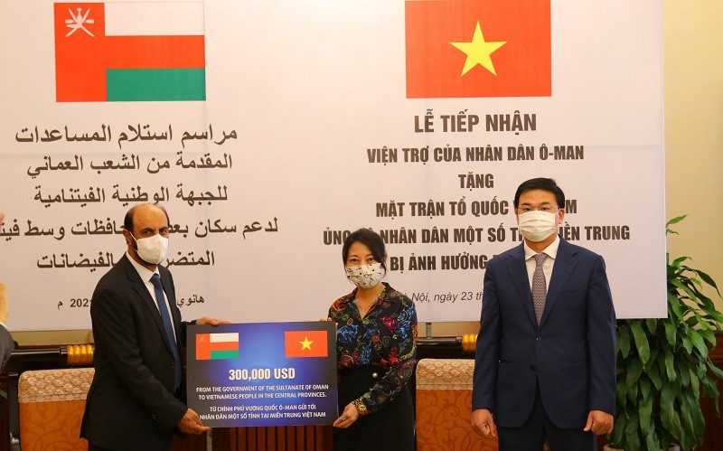Đại sứ Oman Saleh Mohamed Ahmed Al Suqri trao tượng trưng khoản hỗ trợ trị giá 300 nghìn USD cho đại diện Ủy ban Trung ương MTTQ Việt Nam.