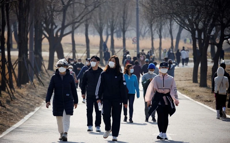 Người dân đeo khẩu trang khi vào công viên Hanriver tại thủ đô Seoul, Hàn Quốc, ngày 21/2/2021. (Ảnh: Reuters)