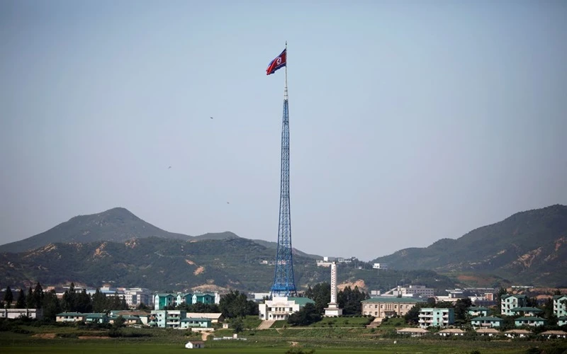 Cờ Triều Tiên bay trên đỉnh tháp tại làng Gijungdong, Triều Tiên. Hình ảnh được chụp gần làng đình chiến Panmunjom, phía Hàn Quốc, tháng 8/2017. (Ảnh: Reuters)