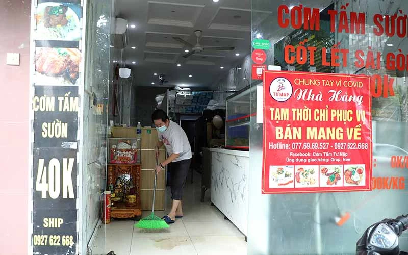 Ghi nhận của phóng viên Báo Nhân Dân trong sáng 16/9 tại địa bàn quận Ba Đình, nhiều cửa hàng tiến hành dọn dẹp, chuẩn bị mở bán trở lại. 