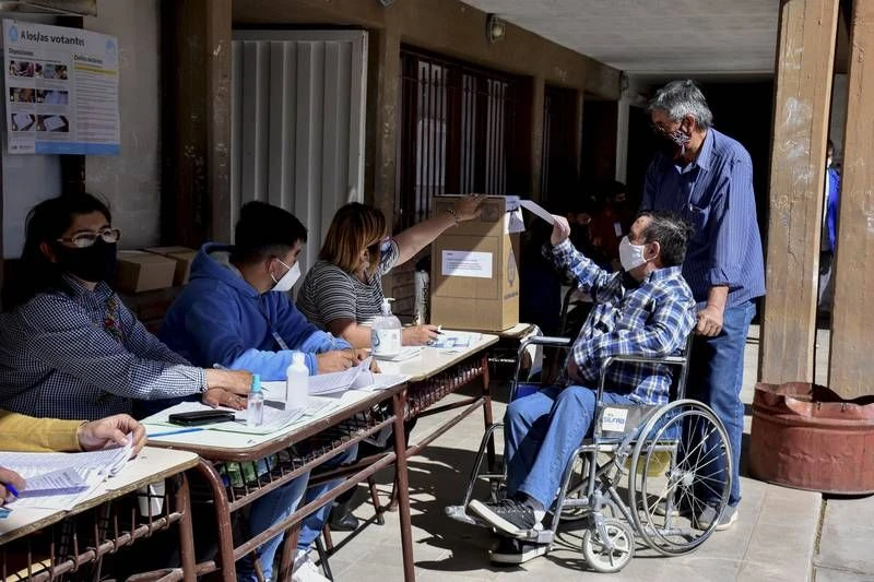 Người dân Argentina tham gia bỏ phiếu trong cuộc bầu cử Quốc hội sơ bộ. Ảnh: Télam