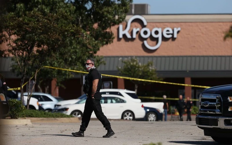Cảnh sát phong tỏa siêu thị Kroger ở ngoại ô Memphis, bang Tennessee, Mỹ, sau vụ tấn công ngày 23/9. (Ảnh: REUTERS).