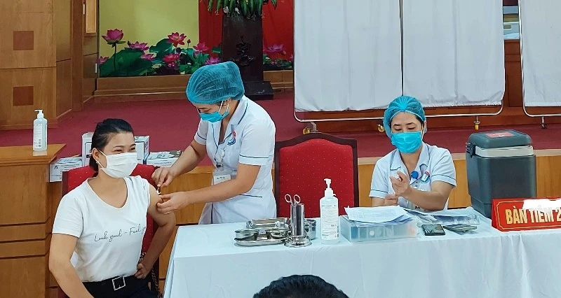 Ngành Y tế Quảng Bình tiêm vaccine cho các đối tượng ưu tiên.