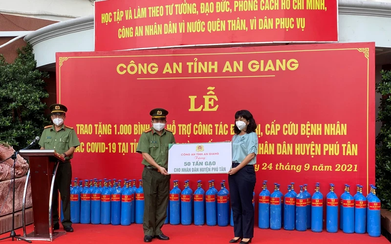 Công an tỉnh An Giang trao tặng 50 tấn gạo cho huyện Phú Tân.