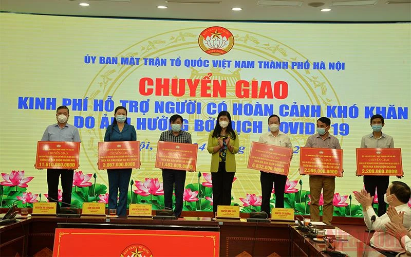 Lãnh đạo Mặt trận Tổ quốc thành phố Hà Nội bàn giao kinh phí hỗ trợ tới 30 quận, huyện, thị xã.