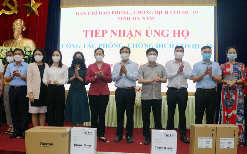 Lãnh đạo Tỉnh ủy, UBND tỉnh Hà Nam tiếp nhận ủng hộ của các doanh nghiệp.