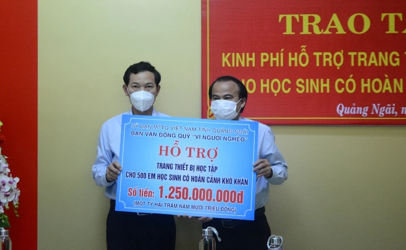 Lãnh đạo Ủy ban Mặt trận Tổ quốc Việt Nam tỉnh Quảng Ngãi trao biểu trưng hỗ trợ trang thiết bị học tập cho học sinh có hoàn cảnh khó khăn. 