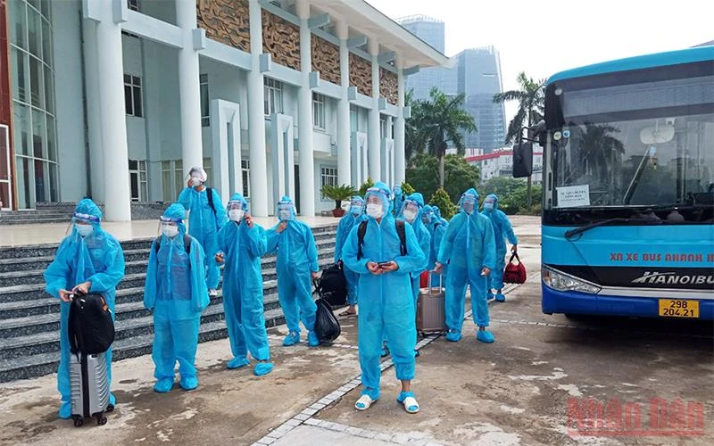 Các công dân ngõ 328 và 330 Nguyễn Trãi chuẩn bị rời nơi cách ly trở về.