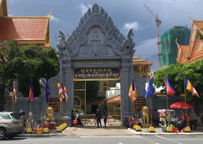 Một ngôi chùa tại Phnom Penh thực hiện việc nhận đồ cúng của người dân tại cổng để phòng dịch. (Ảnh: SƠN XINH)
