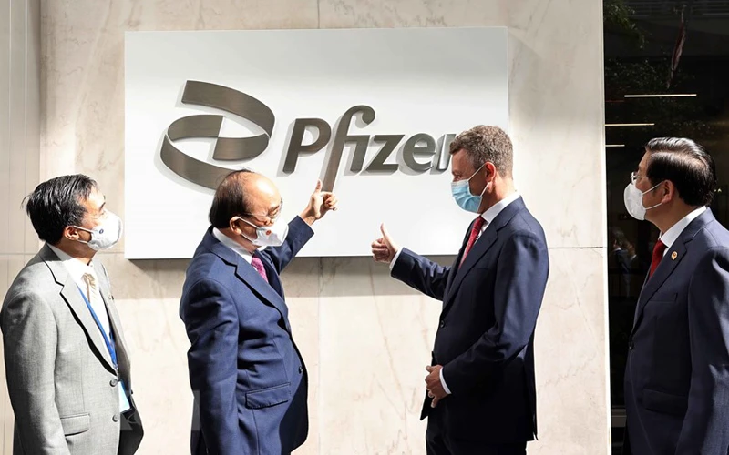 Chủ tịch nước Nguyễn Xuân Phúc đến thăm và làm việc tại Công ty Pfizer. (Ảnh: Thống Nhất/TTXVN)