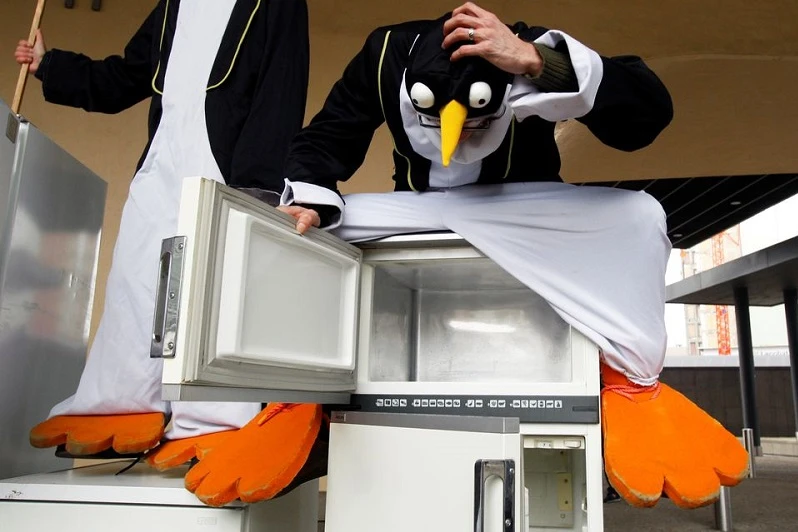 Các nhà hoạt động khí hậu mặc đồ hình dạng chim cánh cụt ngồi trên các tủ lạnh trong 1 cuộc biểu tình bên ngoài trụ sở Ủy ban châu Âu tại Brussel, Bỉ ngày 12/3/2009. (Ảnh: Reuters) 