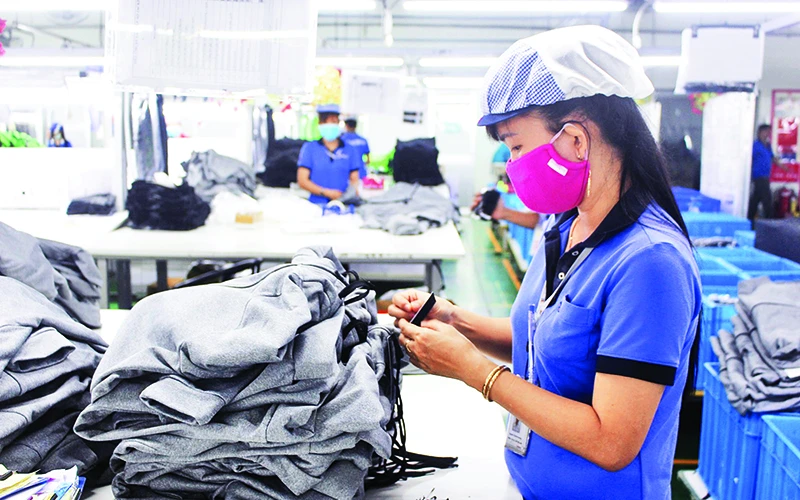 Dây chuyền sản xuất tại Công ty cổ phần May mặc Bình Dương (Thuận An, Bình Dương). 