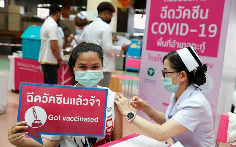 Thái Lan đẩy mạnh chiến dịch tiêm vắc-xin ngừa Covid-19. Ảnh REUTERS