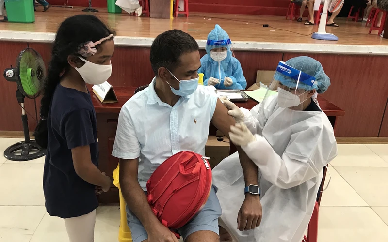 Quận Sơn Trà tiêm vaccine cho hơn 900 người nước ngoài chiều 25/9.