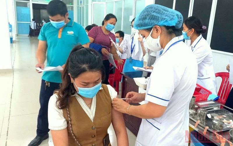 Tiêm vaccine phòng Covid-19 cho người dân Quảng Ngãi.