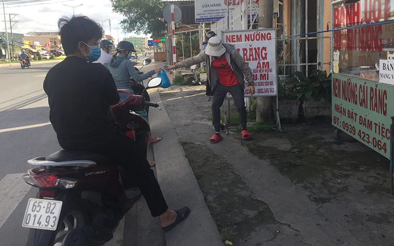 Cửa hàng bán đồ ăn, uống mang đi sau nới lỏng giãn cách ở phường An Bình, quận Ninh Kiều.