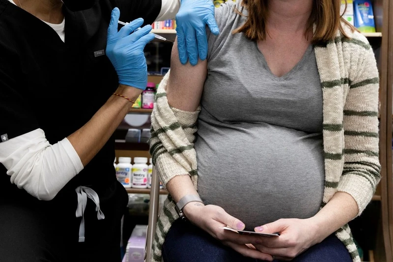 Một phụ nữ mang thai được tiêm phòng vaccine ngừa Covid-19 tại Mỹ. Ảnh: Reuters.