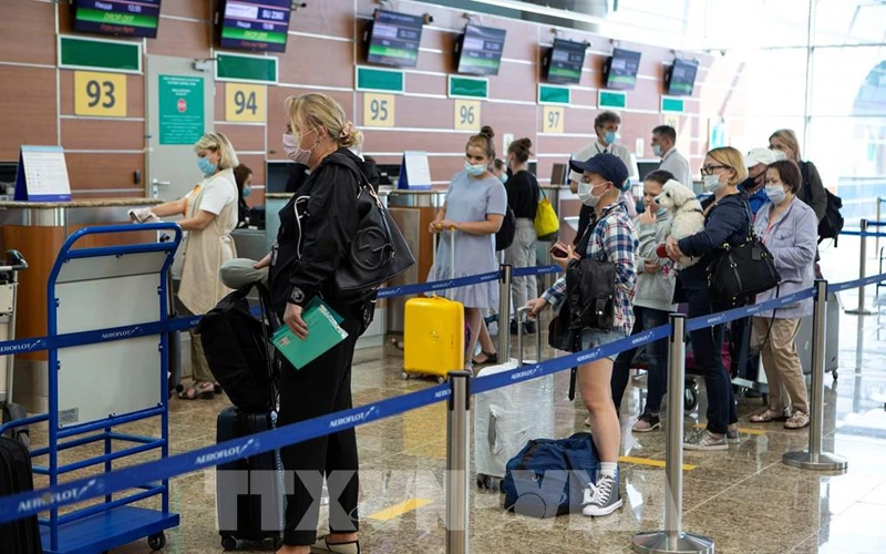 Hành khách làm thủ tục tại sân bay quốc tế Sheremetyevo ở Moskva. Ảnh: (THX/TTXVN)