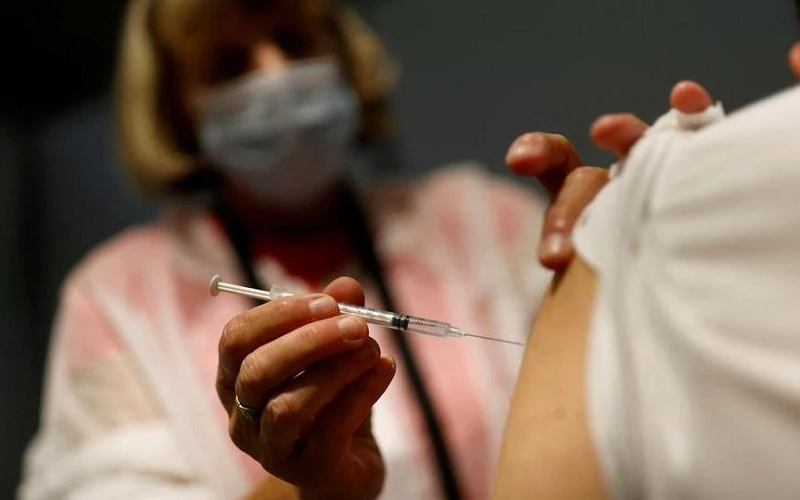 Tiêm vaccine Pfizer/BioNTech ngừa Covid-19 tại Nantes, Pháp, ngày 14/9. (Ảnh: Reuters)