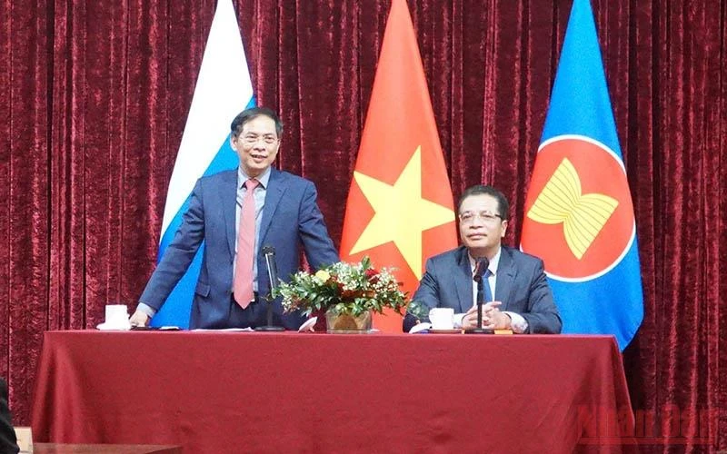 Bộ trưởng Ngoại giao Việt Nam Bùi Thanh Sơn thông tin về tình hình trong nước. (Ảnh: QUẾ ANH)