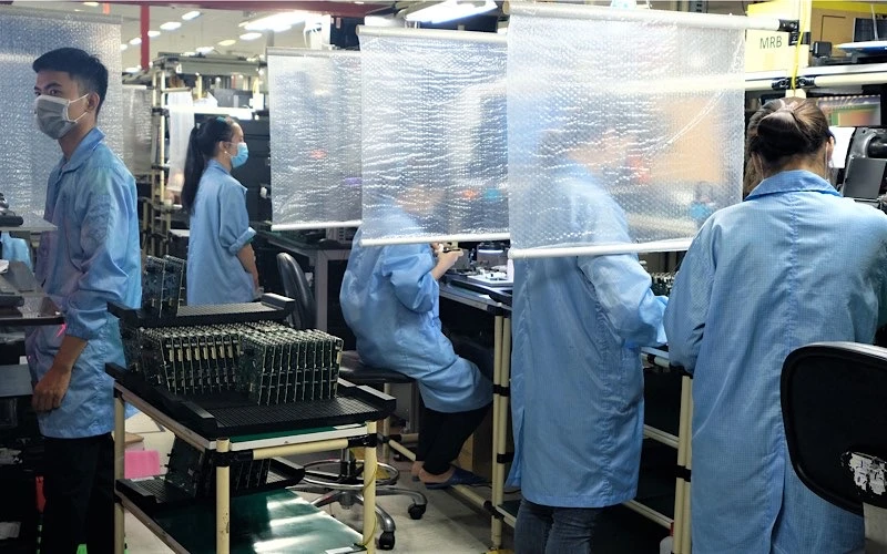 Người lao động đang làm việc ở Công ty TNHH Datalogic Việt Nam trong Khu Công nghệ cao TP Hồ Chí Minh (đang thực hiện “ba tại chỗ”).