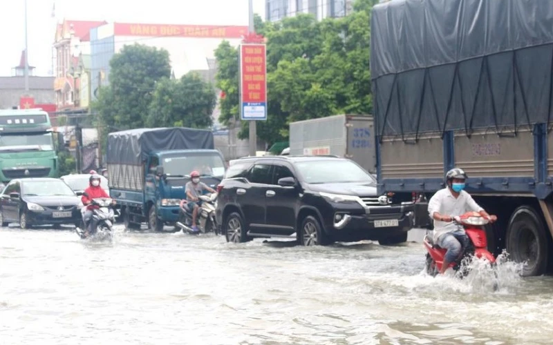 Tuyến Quốc lộ 1A đoạn qua huyện Quỳnh Lưu có một số điểm bị ngập sâu, đi lại khó khăn. (Ảnh: Việt Hùng)