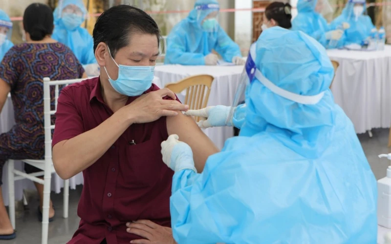 Tiêm vaccine phòng Covid-19 cho người dân tại phường Minh Khai, TP Phủ Lý.