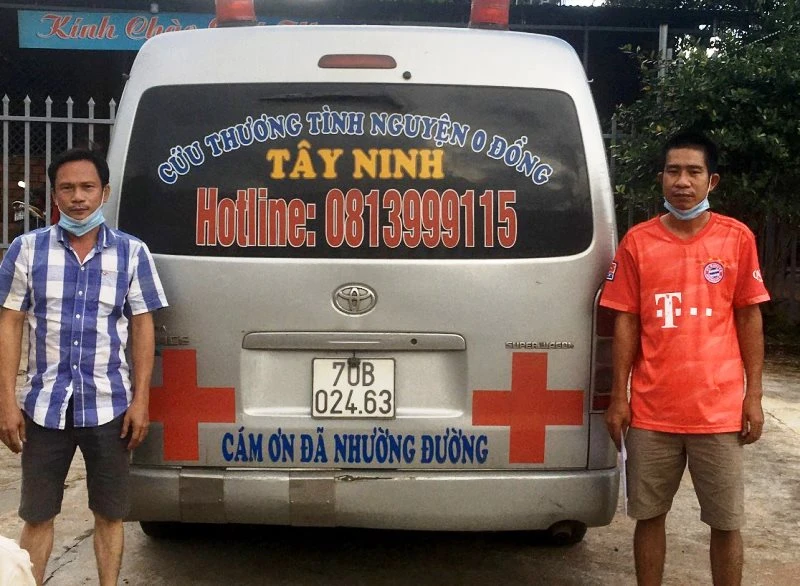 Lái xe Trần Hùng Thanh (bên phải ảnh) cùng phương tiện bị tạm giữ.