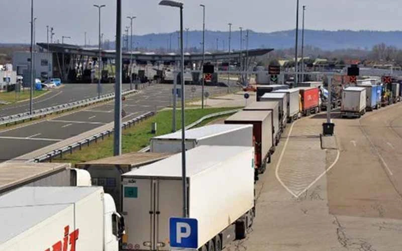 Việc cấp thị thực tạm thời nhằm giảm bớt tình trạng thiếu hụt tài xế xe tải ở Anh.
