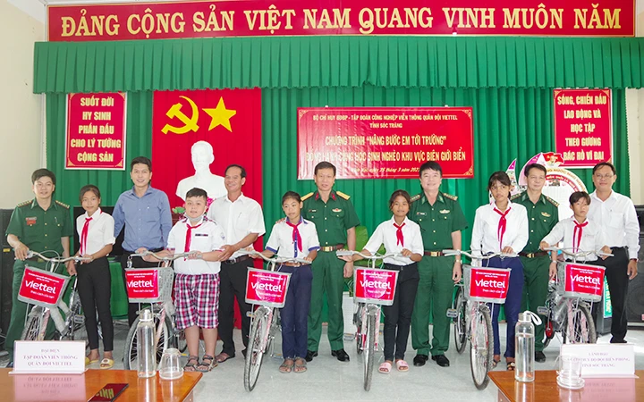 Bộ đội Biên phòng Sóc Trăng phối hợp chi nhánh Viettel Sóc Trăng tặng xe đạp cho học sinh nghèo khu vực biên giới biển.