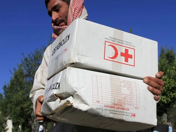 Một người đàn ông nhận đồ viện trợ của Hiệp hội Chữ thập đỏ và Trăng lưỡi liềm đỏ quốc tế tại thành phố Jalalabad, Afghanistan. (Ảnh: REUTERS)