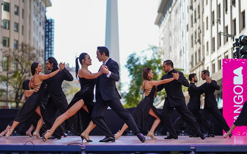 Các cặp vũ công tại vòng chung kết thể thức Tango Escenario. (Ảnh: buenosaires.gob.ar)