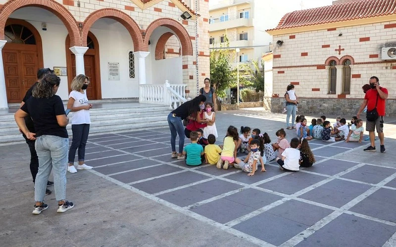 Các học sinh và giáo viên tháo chạy khỏi lớp học và tập trung ở quảng trường thành phố Heraklion, sau khi trận động đất mạnh 5,8 độ làm rung chuyển đảo Crete, Hy Lạp, ngày 27/9/2021. (Ảnh: Reuters)