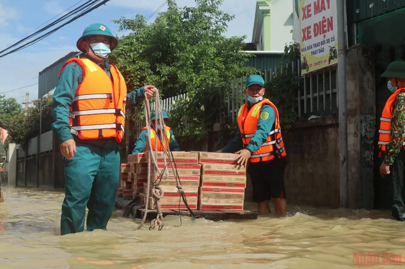 Lực lượng cứu hộ đưa mì tôm, nước uống cho người dân vùng ngập lụt kịp thời.