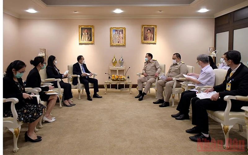 Buổi gặp giữa Đại sứ Phan Chí Thành và Bộ trưởng Y tế Thái Lan Anutin Charnvirakul.