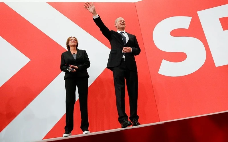 Lãnh đạo Đảng Dân chủ Xã hội (SPD), ứng cử viên hàng đầu cho vị trí thủ tướng mới của Đức, ông Olaf Scholz và phu nhân khi kết quả thăm dò sau bầu cử Quốc hội Đức được công bố ngày 26/9/2021. (Ảnh: Reuters)