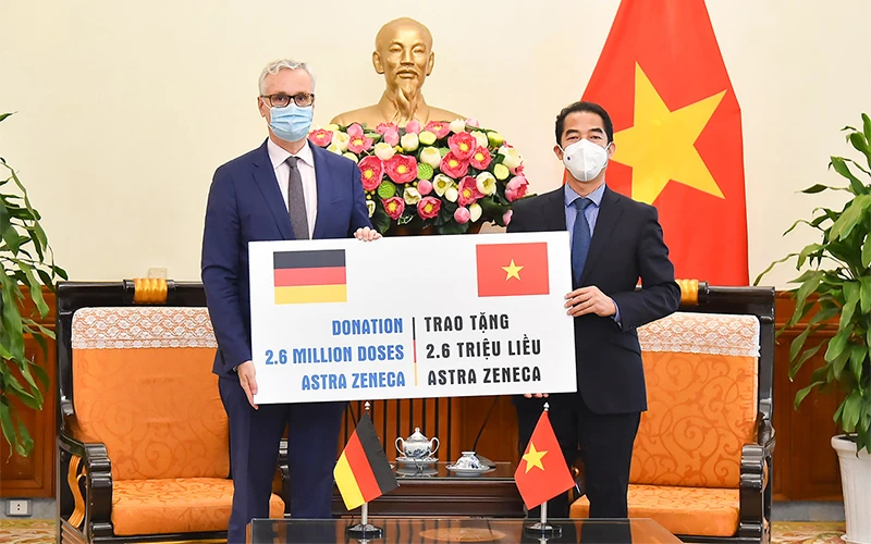 Thứ trưởng Bộ Ngoại giao Tô Anh Dũng và Đại sứ Đức tại Việt Nam Guildo Hildner trao tượng trưng 2,6 triệu liều vaccine AstraZeneca phòng Covid-19. (Ảnh: Bộ Ngoại giao)