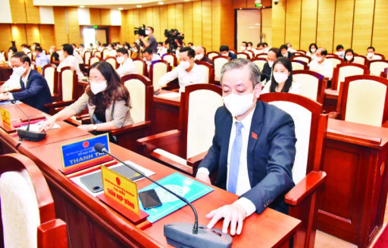 Các đại biểu HĐND thành phố Hà Nội biểu quyết thông qua các nghị quyết tại kỳ họp.