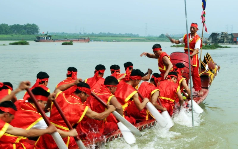 Lễ hội bơi chải truyền thống ở xã Tứ Yên. (Ảnh: Khánh Linh)