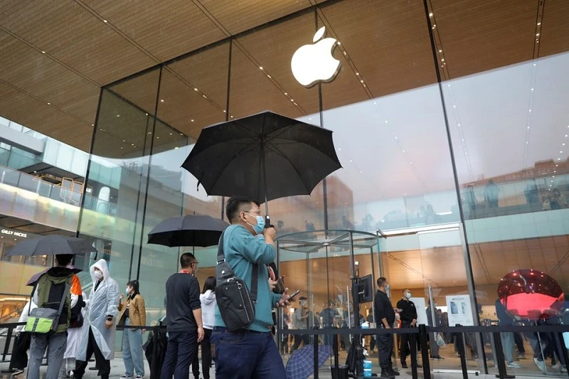Quang cảnh một cửa hàng của Apple tại thủ đô Bắc Kinh, Trung Quốc trong ngày dòng sản phẩm iPhone 13 bắt đầu được bán ra thị trường. (Ảnh: Reuters)