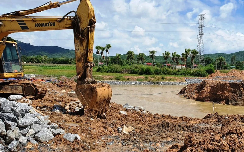 Phương tiện cơ giới xử lý điểm đê bao sông Đồng Nấp ở xã Công Liêm, huyện Nông Cống bị vỡ.