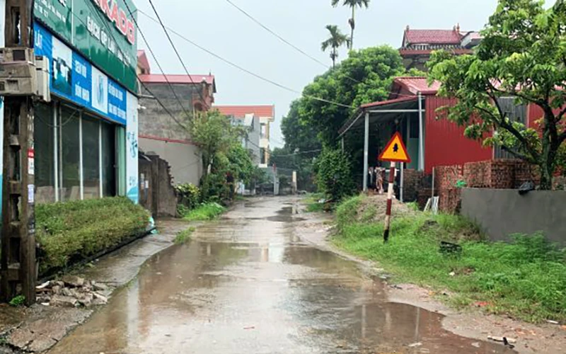 Ðường ÐH.62 đoạn qua xã Quảng Lãng, huyện Ân Thi, tỉnh Hưng Yên bị xuống cấp cần sớm được thi công cải tạo nâng cấp mở rộng. 