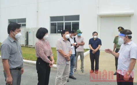 Chủ tịch UBND tỉnh Quảng Ngãi Đặng Văn Minh kiểm tra công tác phòng, chống dịch tại Khu công nghiệp VSIP Quảng Ngãi. 