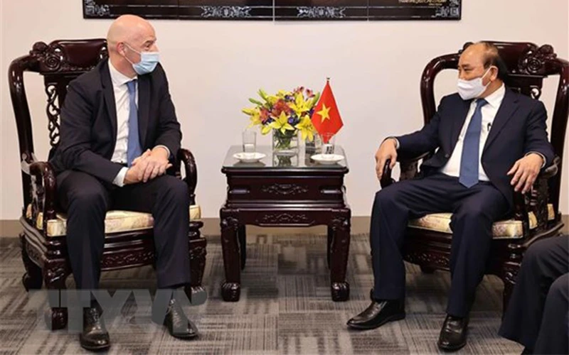 Chủ tịch nước Nguyễn Xuân Phúc tiếp Chủ tịch Liên đoàn Bóng đá Thế giới (FIFA) Gianni Infantino. (Ảnh: TTXVN)