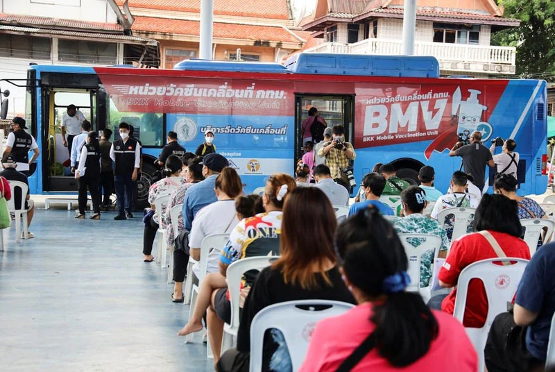 Người dân chờ tiêm vaccine ngừa Covid-19 tại 1 điểm tiêm lưu động ở thủ đô Bangkok. (Ảnh: Reuters)