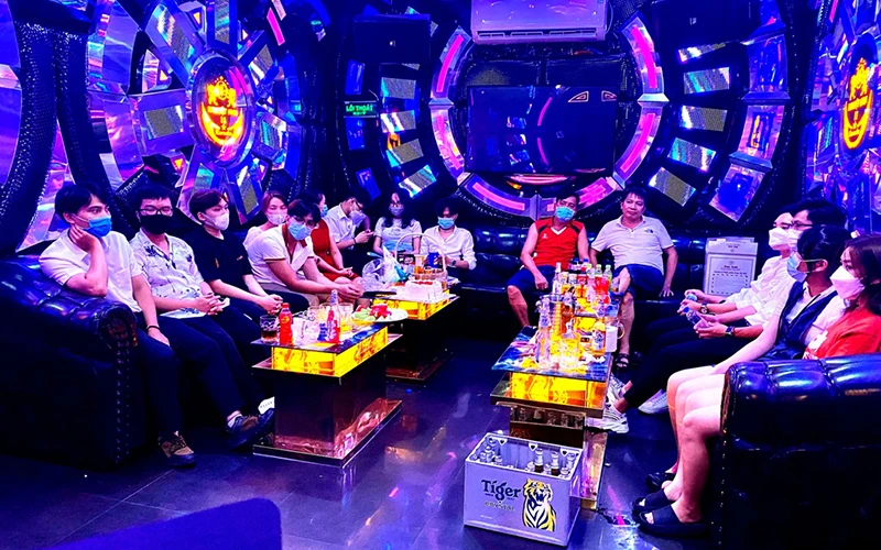Quán hát karaoke Nguyệt Anh 2, TP Lào Cai vi phạm quy định phòng, chống dịch Covid-19, bị lực lượng chức năng kiểm tra, xử lý, vào tối ngày 27/9.
