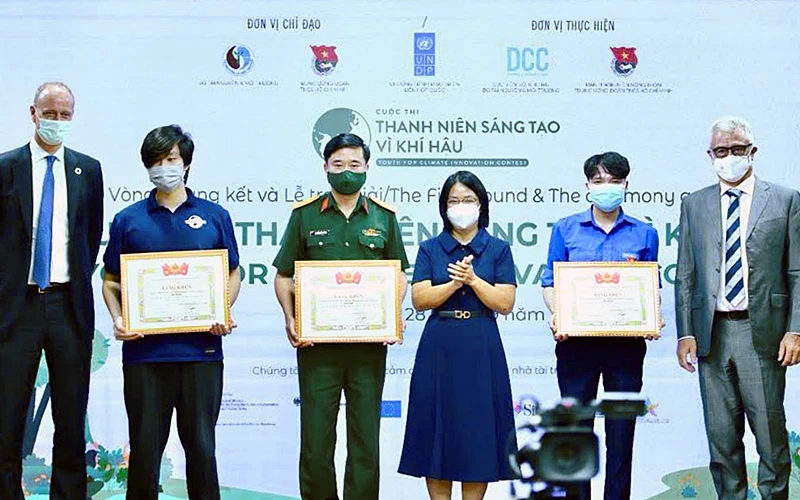 Ban Tổ chức Cuộc thi “Thanh niên sáng tạo vì khí hậu” trao phần thưởng tặng các thí sinh, đại diện thí sinh giành giải cao ở vòng chung kết.
