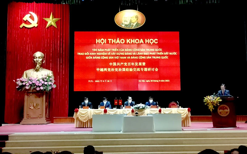 Điều hành hội thảo tại đầu cầu Việt Nam.